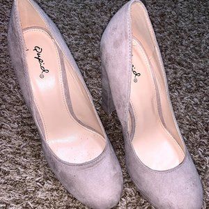 Nude pumps